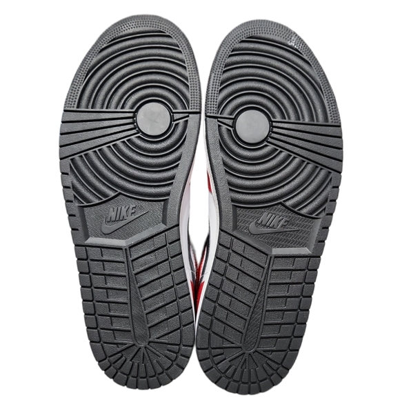 Nike Air Jordans 1MID - Picture 4 of 7